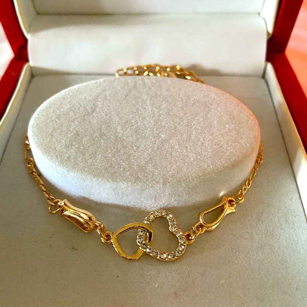 Fashion Gold Chain Bracelet with Two Intertwined Crystal Hearts